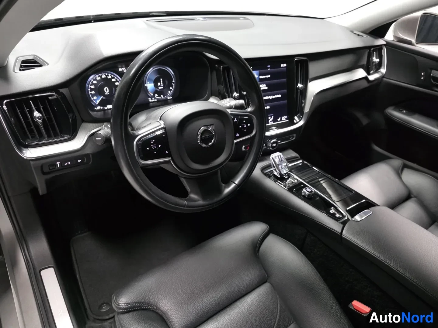 Grey Volvo V60 2022, photo 17