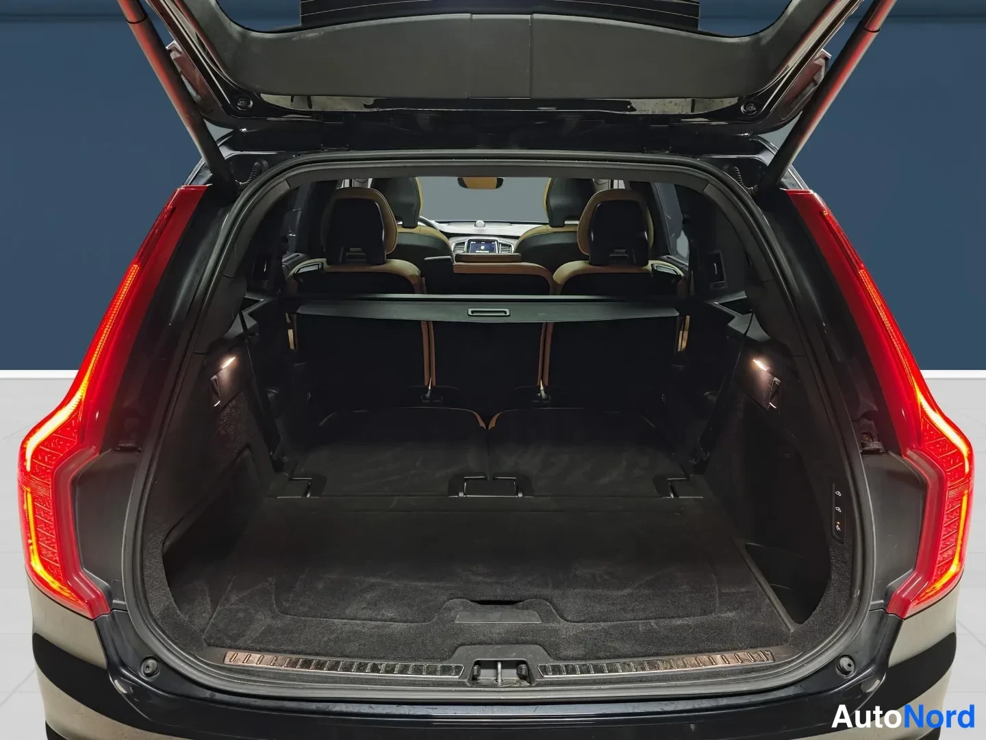 Svart Volvo XC90 2024, bakifrån, bild 7