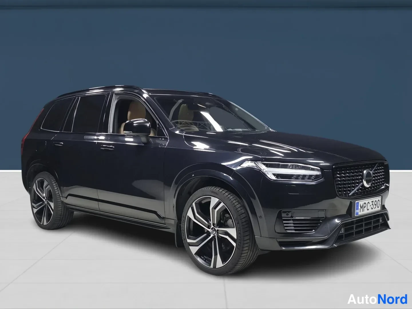 Svart Volvo XC90 2024, snett framifrån, fronten åt höger, bild 2