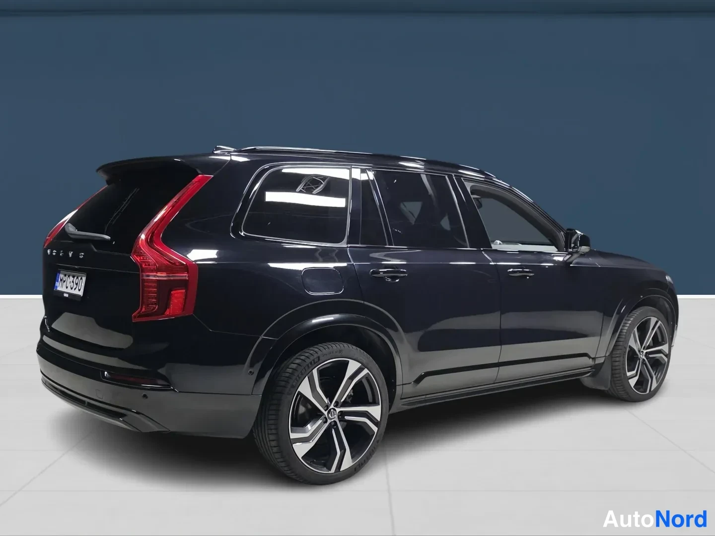 Svart Volvo XC90 2024, snett bakifrån, bild 4