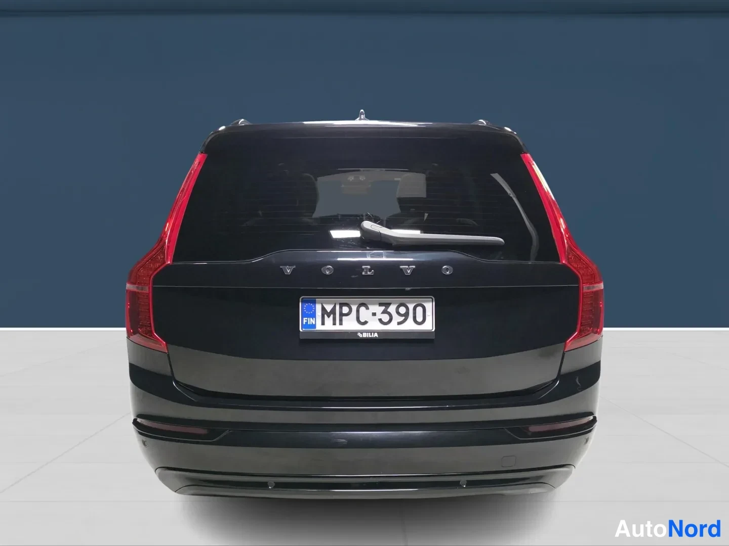 Svart Volvo XC90 2024, bakifrån, bild 6