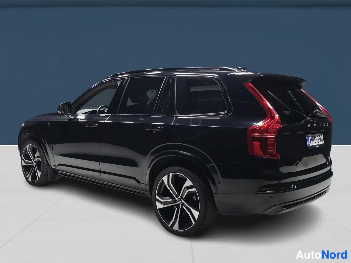 Svart Volvo XC90 2024, snett bakifrån, bild 5