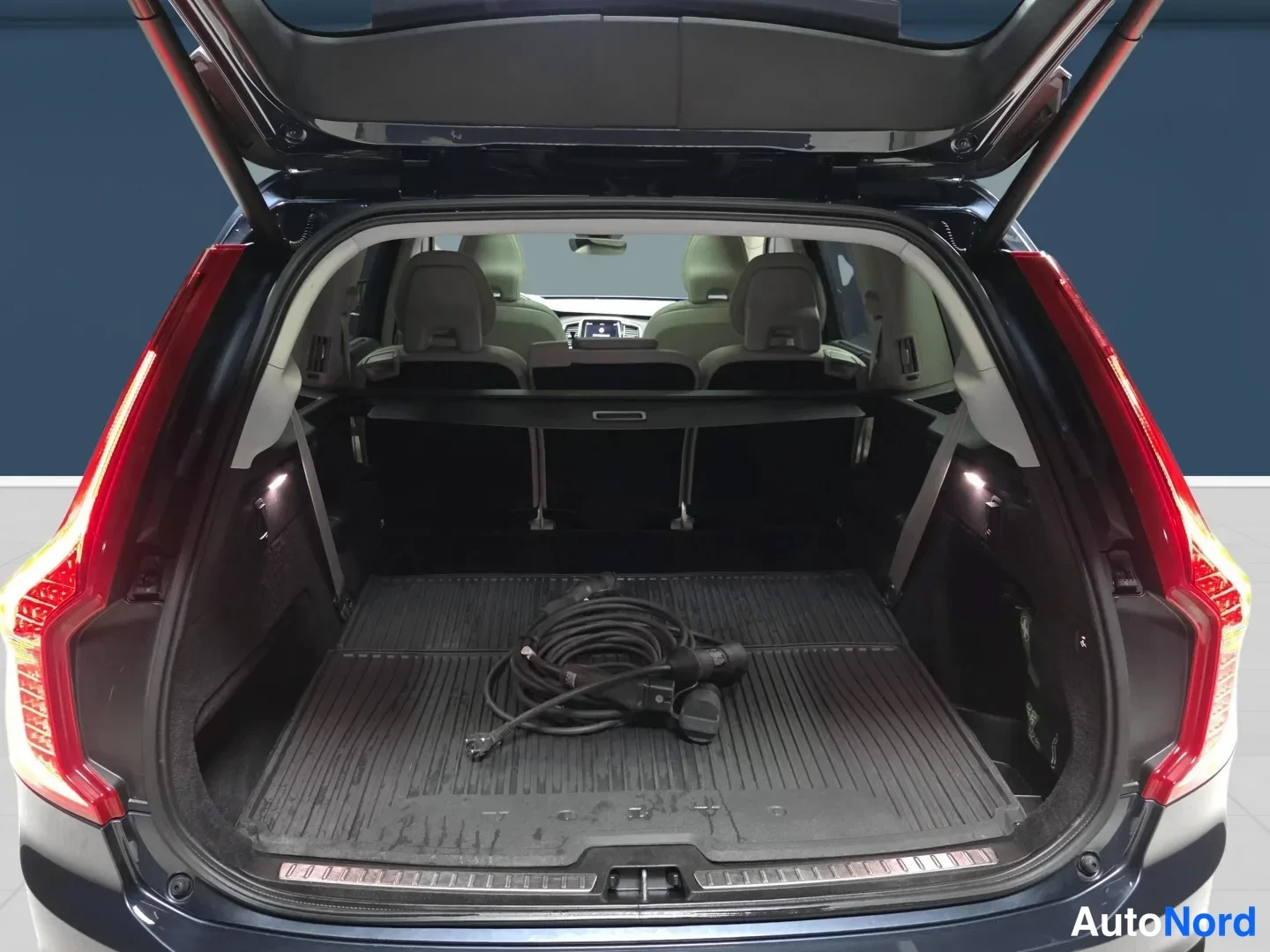 Blå Volvo XC90 2024, bakifrån, bild 7