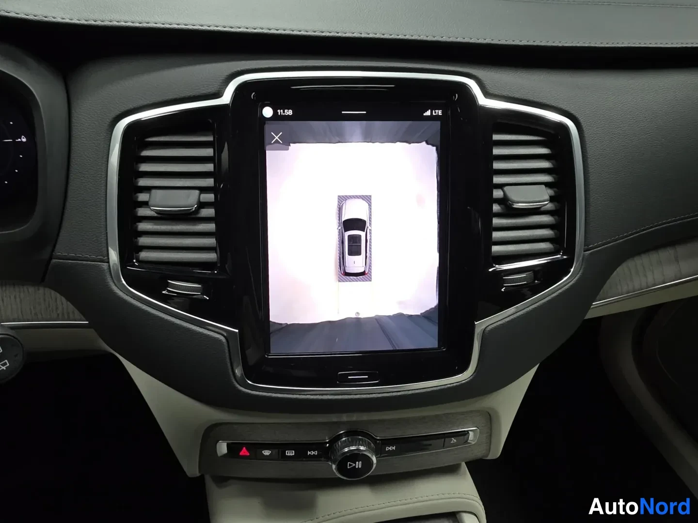 Blå Volvo XC90 2024, bild 13