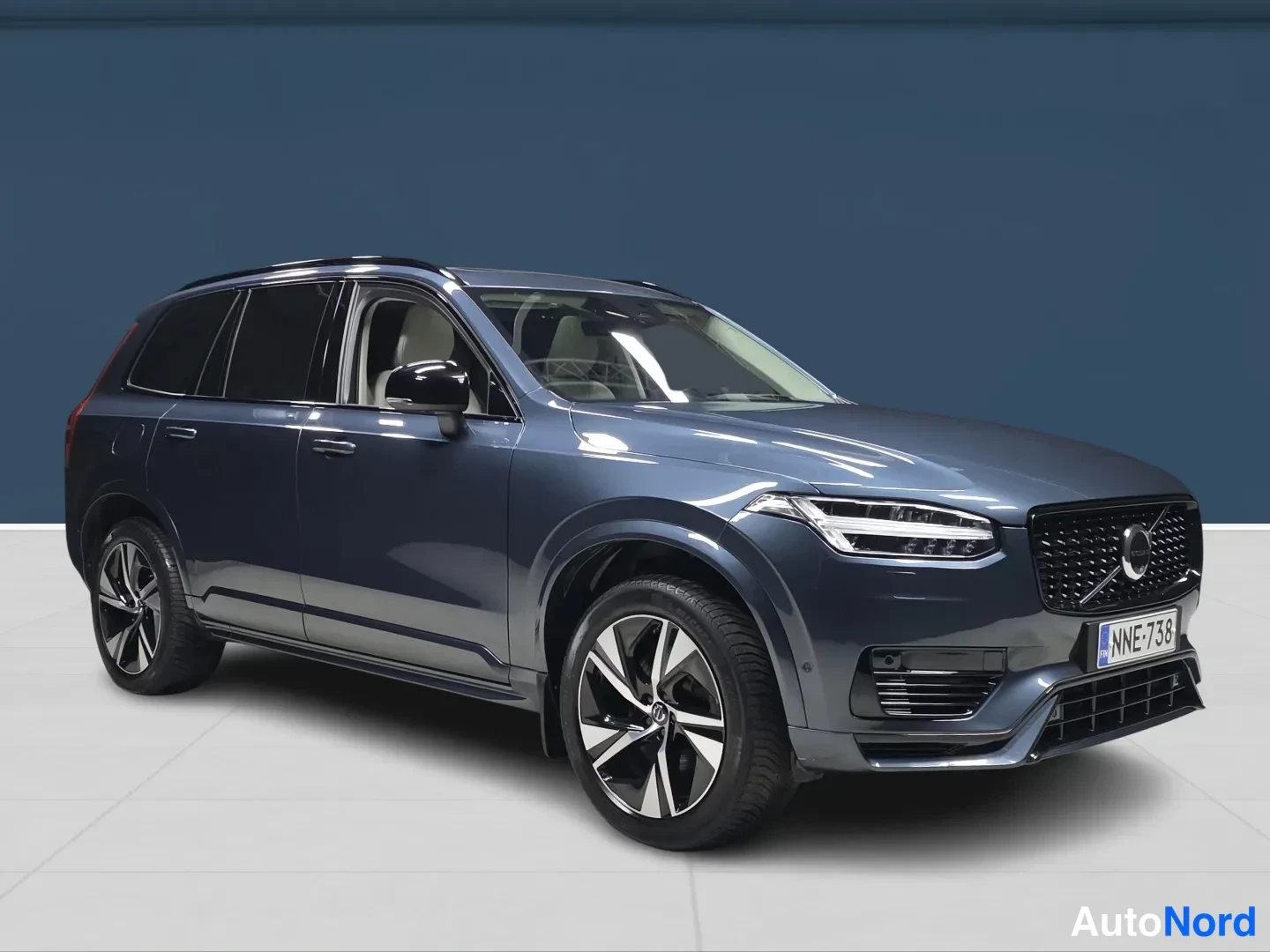 Blå Volvo XC90 2024, snett framifrån, fronten åt höger, bild 2