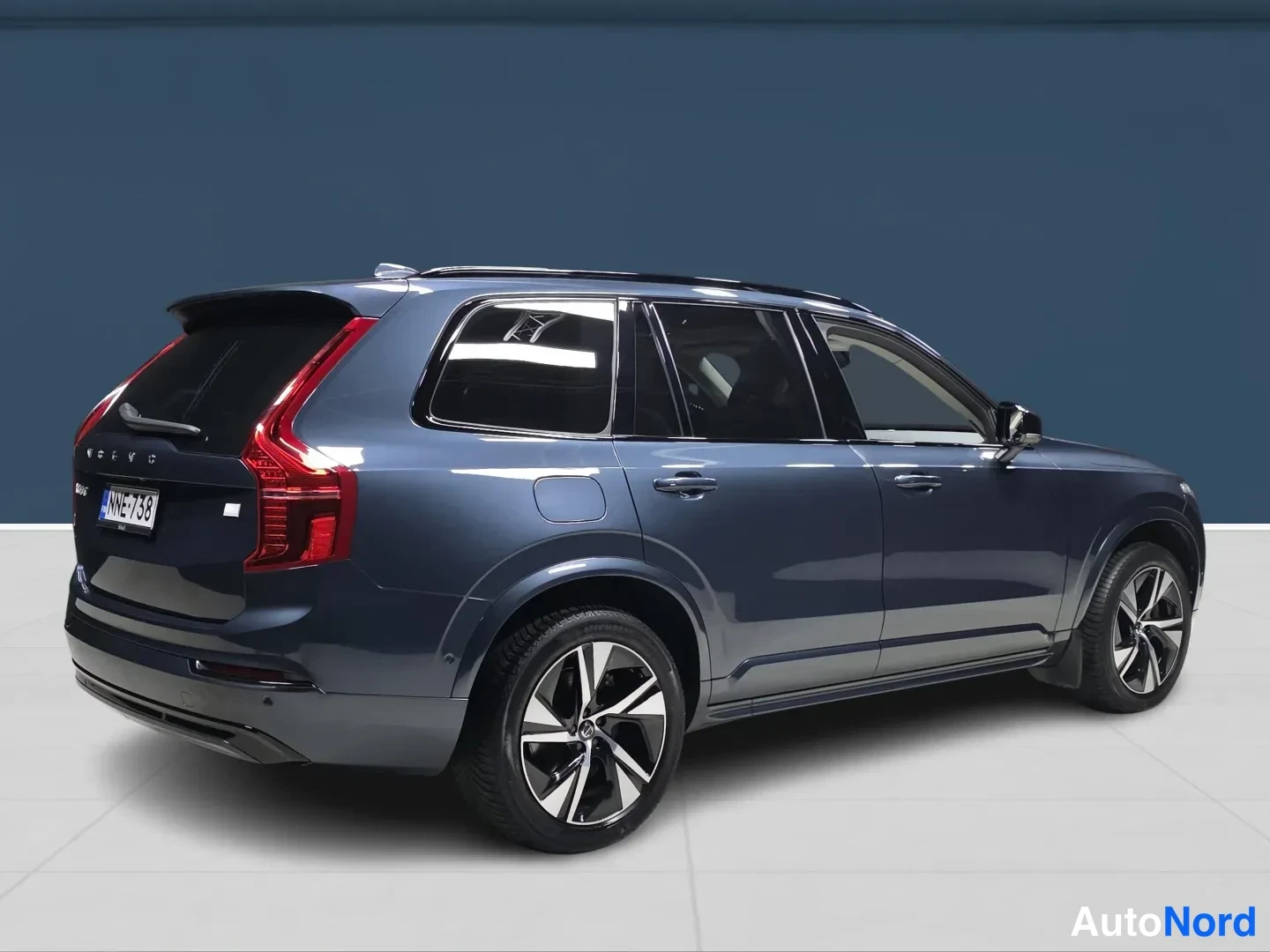 Blå Volvo XC90 2024, snett bakifrån, bild 4