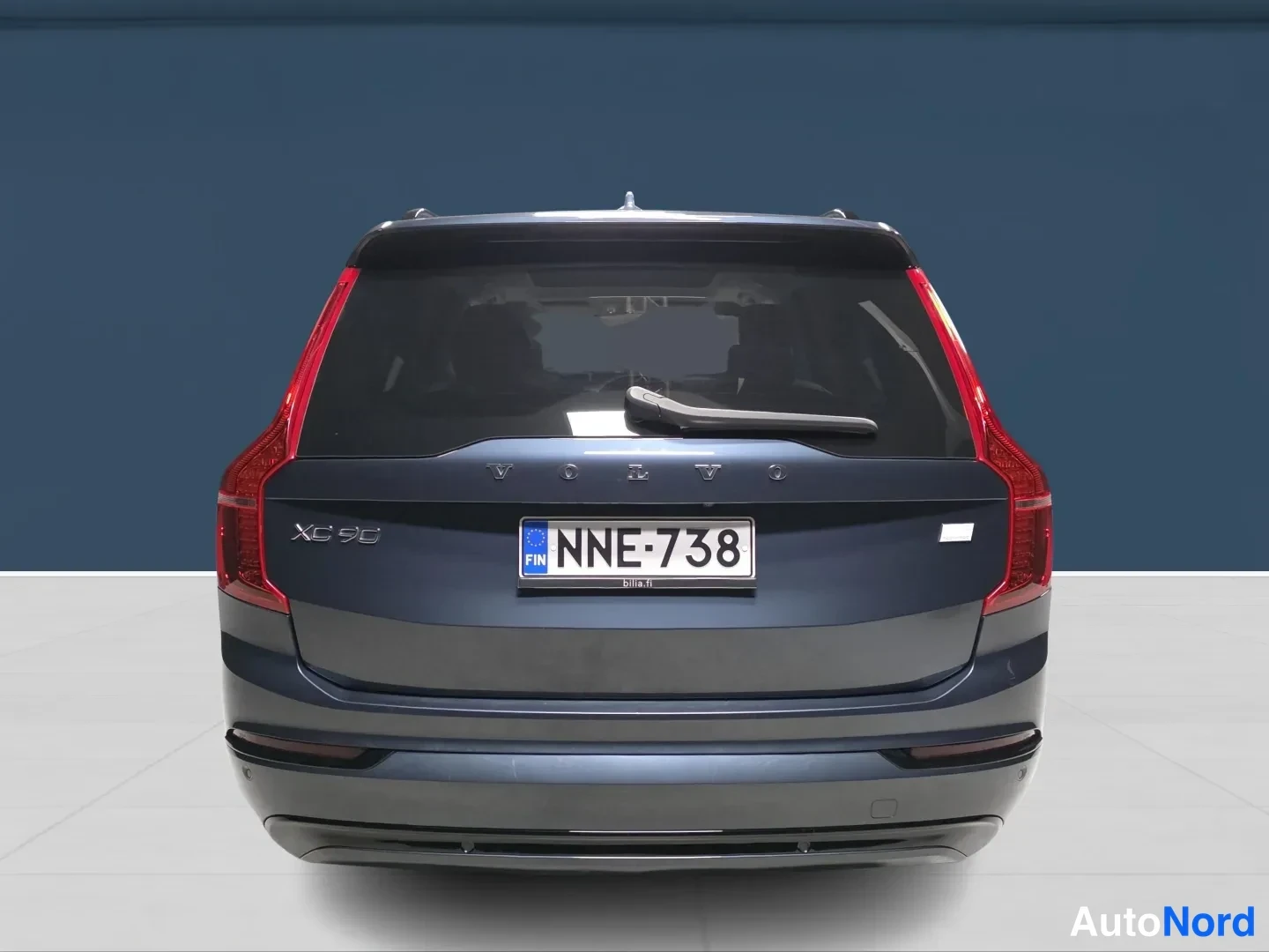 Blå Volvo XC90 2024, bakifrån, bild 6