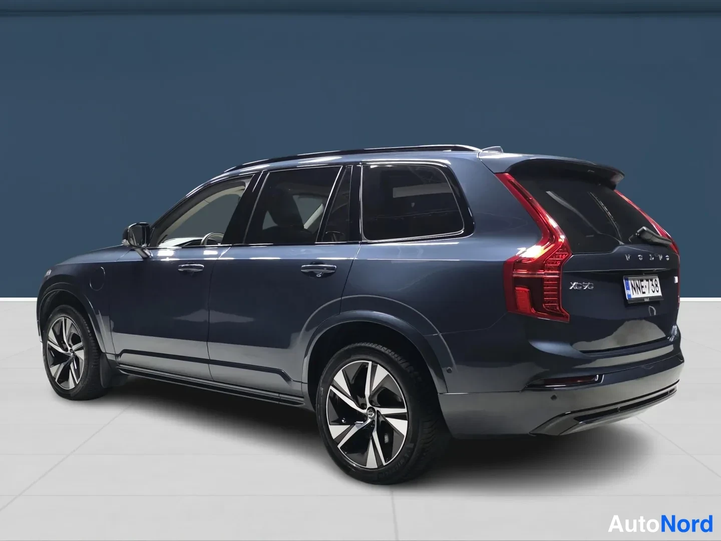 Blå Volvo XC90 2024, snett bakifrån, bild 5