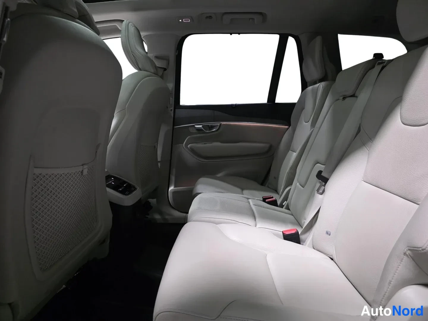 Blå Volvo XC90 2024, baksäten, bild 8