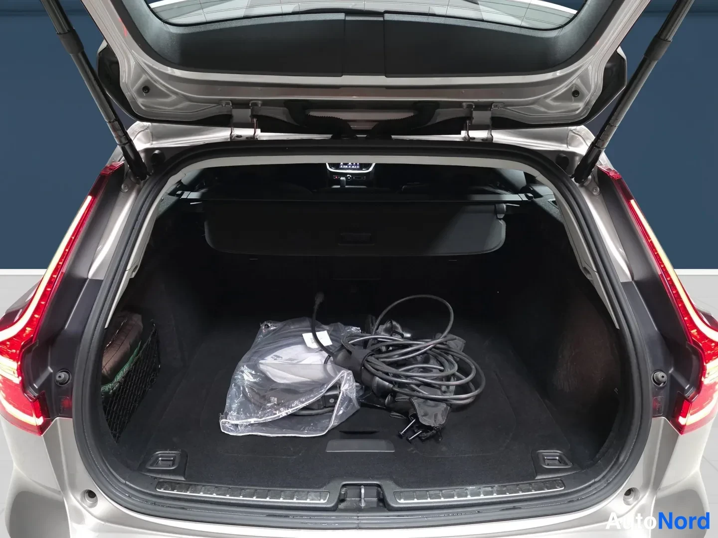 Ruskea Volvo V60 2024, kuva 10