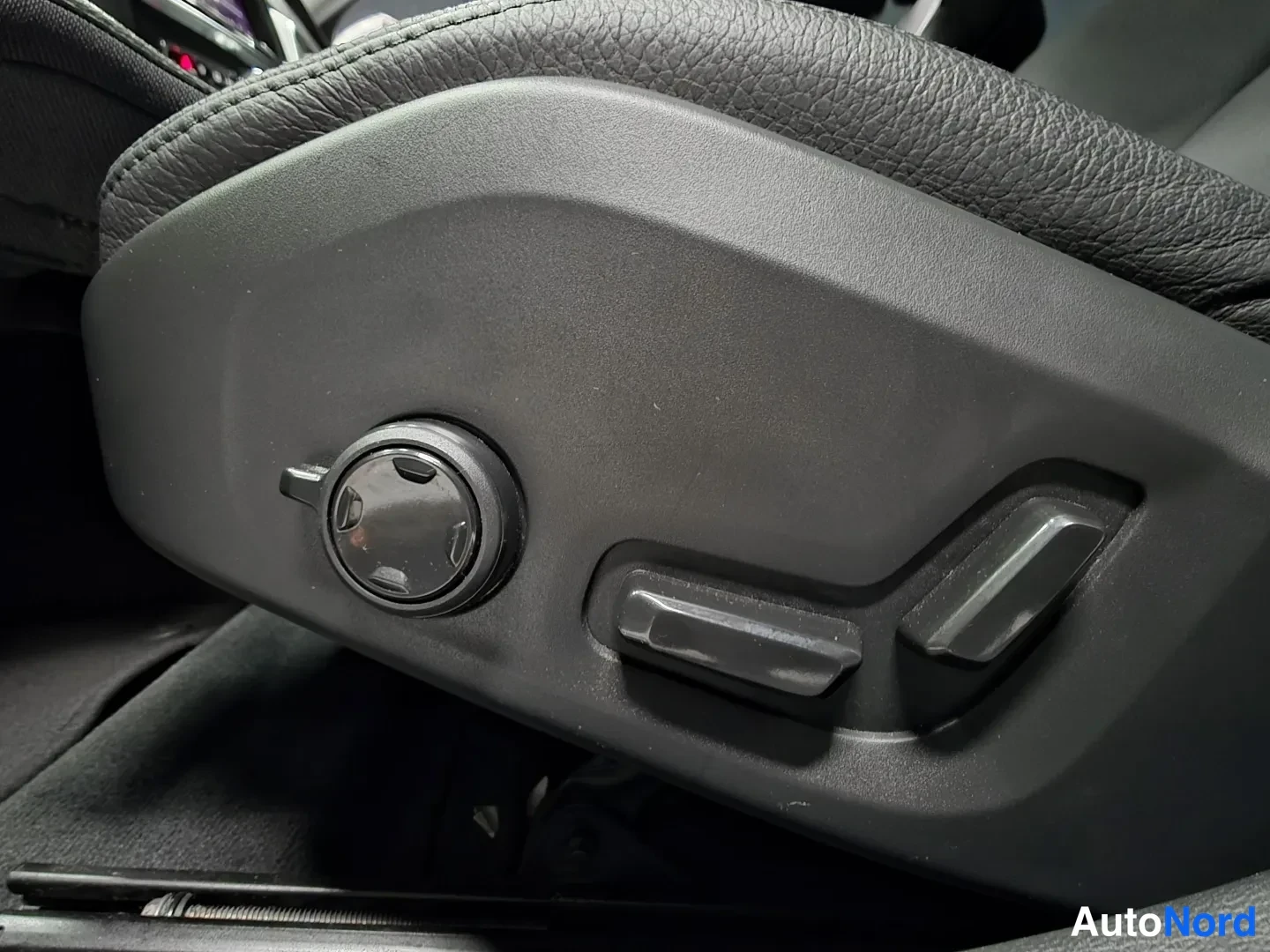 Ruskea Volvo V60 2024, kuva 17