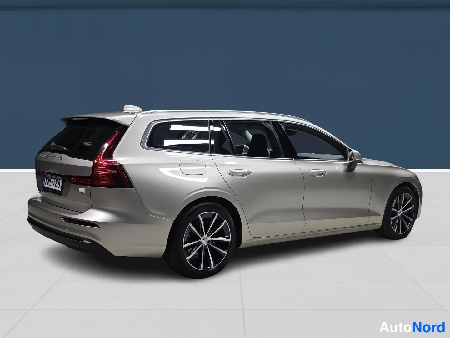 Ruskea Volvo V60 2024, takaviisto, kuva 3