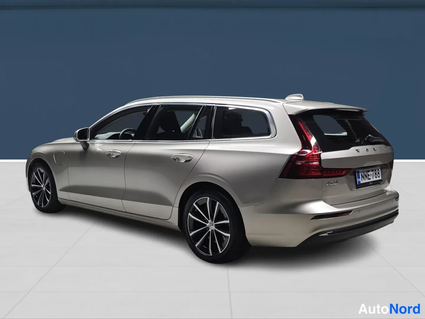 Ruskea Volvo V60 2024, takaviisto, kuva 4
