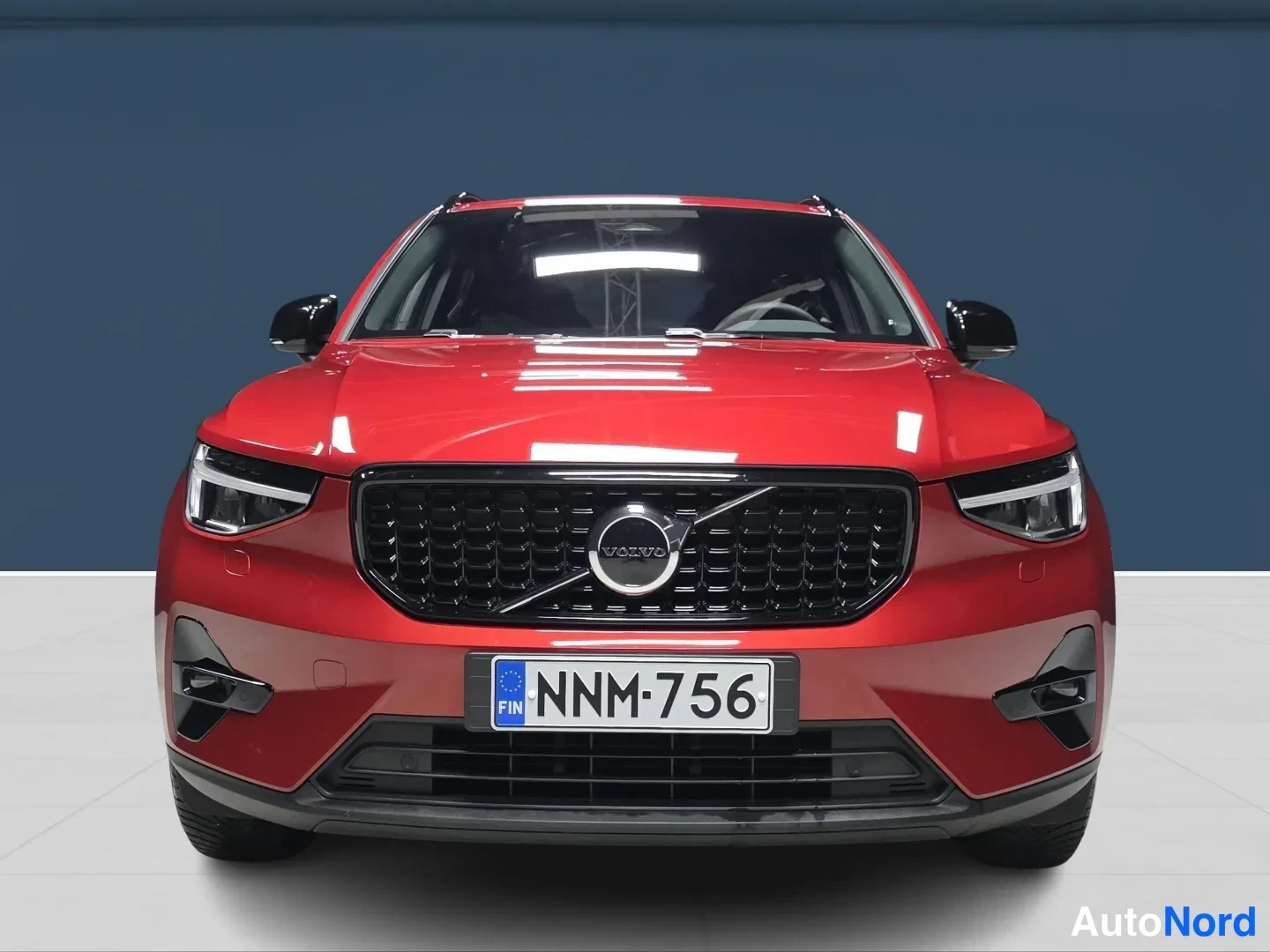 Red Volvo XC40 2024, front, photo 3
