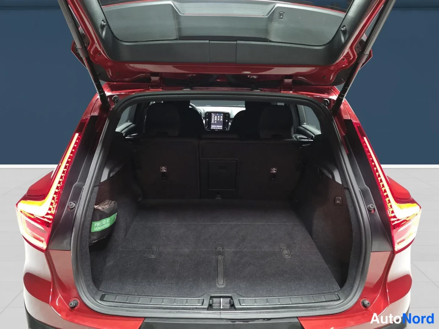 Red Volvo XC40 2024, photo 11