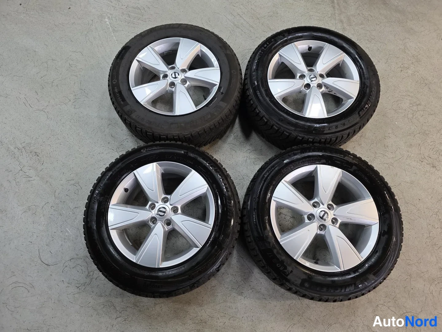 Red Volvo XC40 2024, photo 12