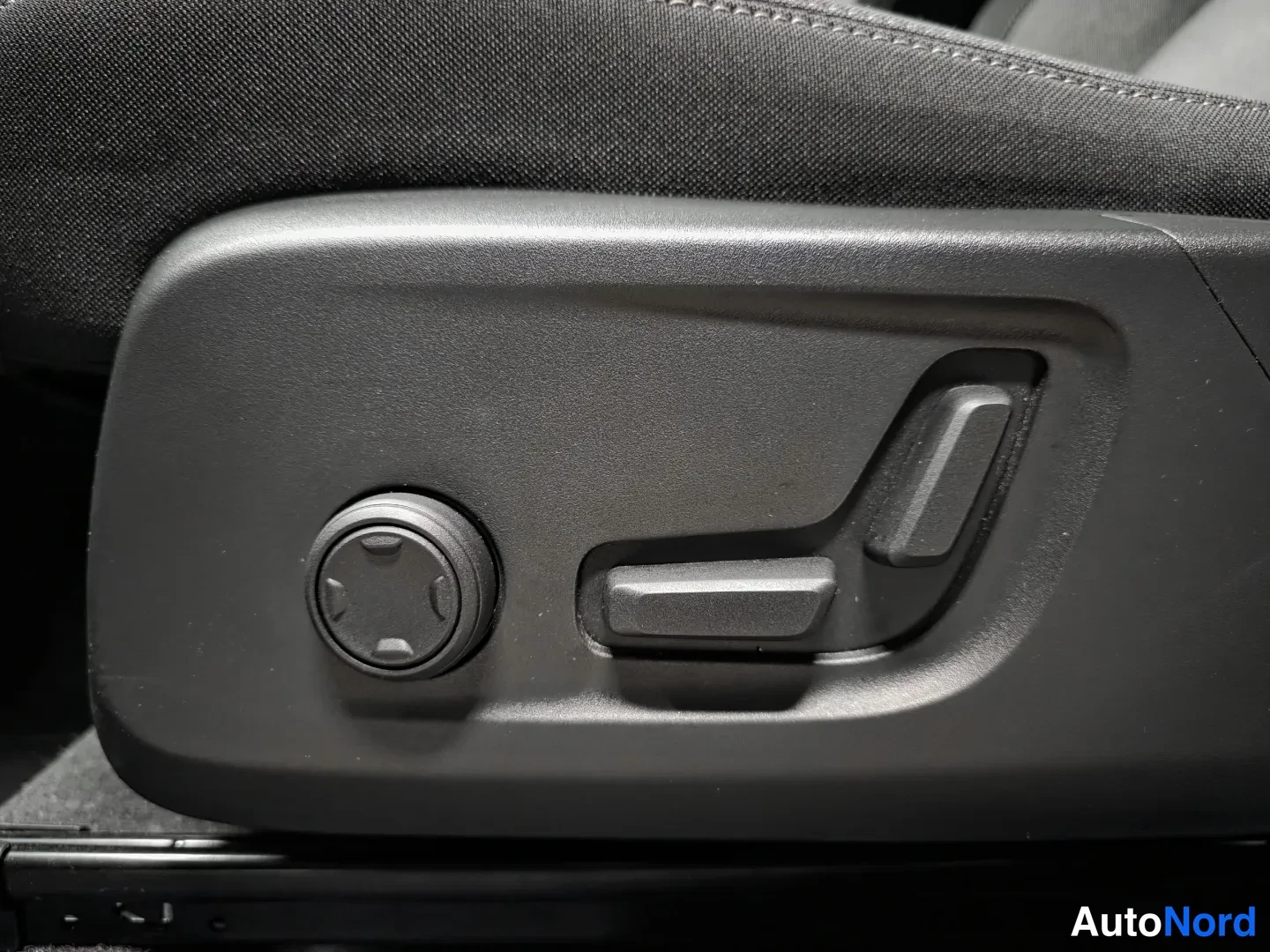 Red Volvo XC40 2024, photo 16