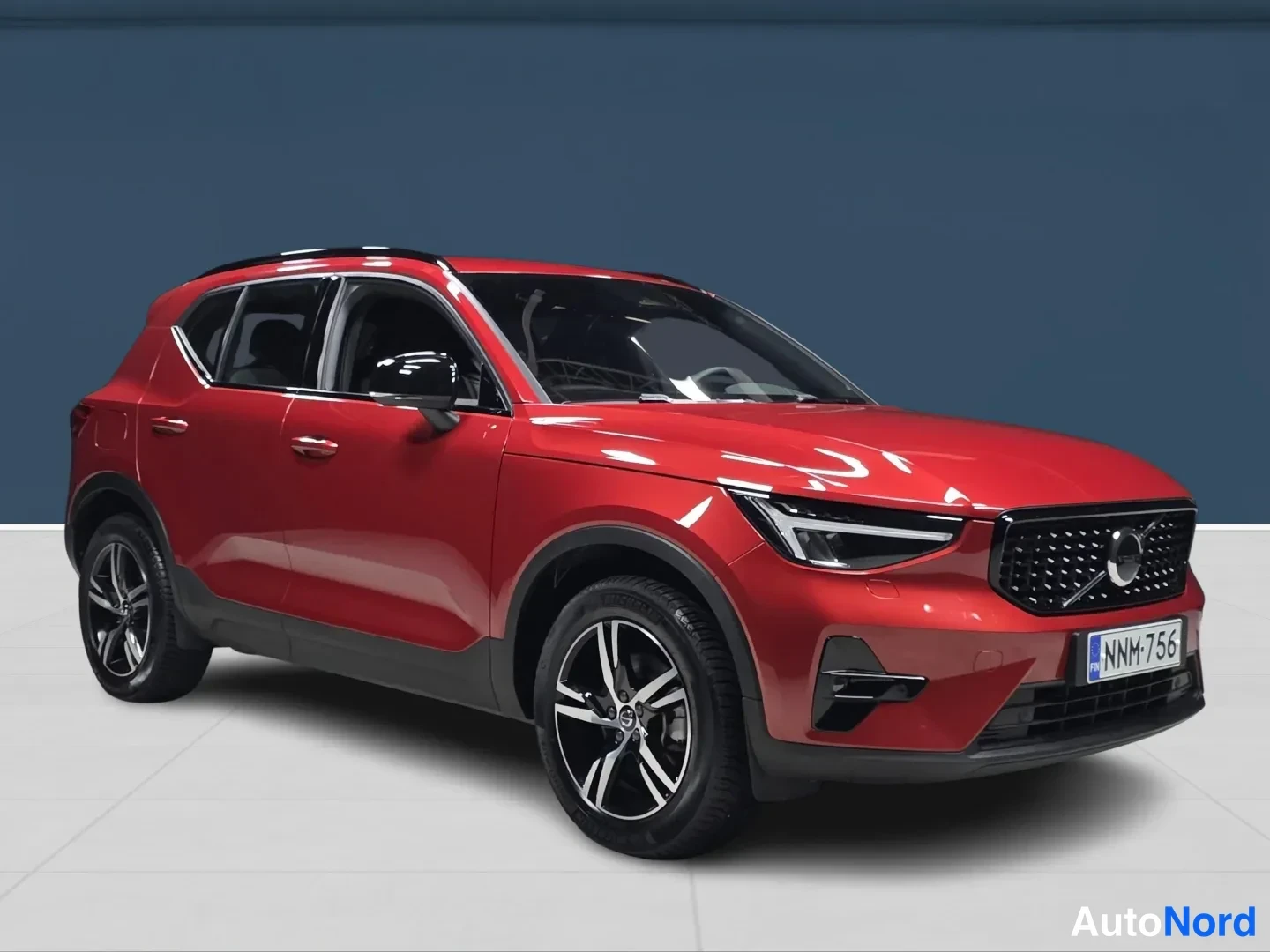 Red Volvo XC40 2024, front three-quarter, nose to the right, photo 2