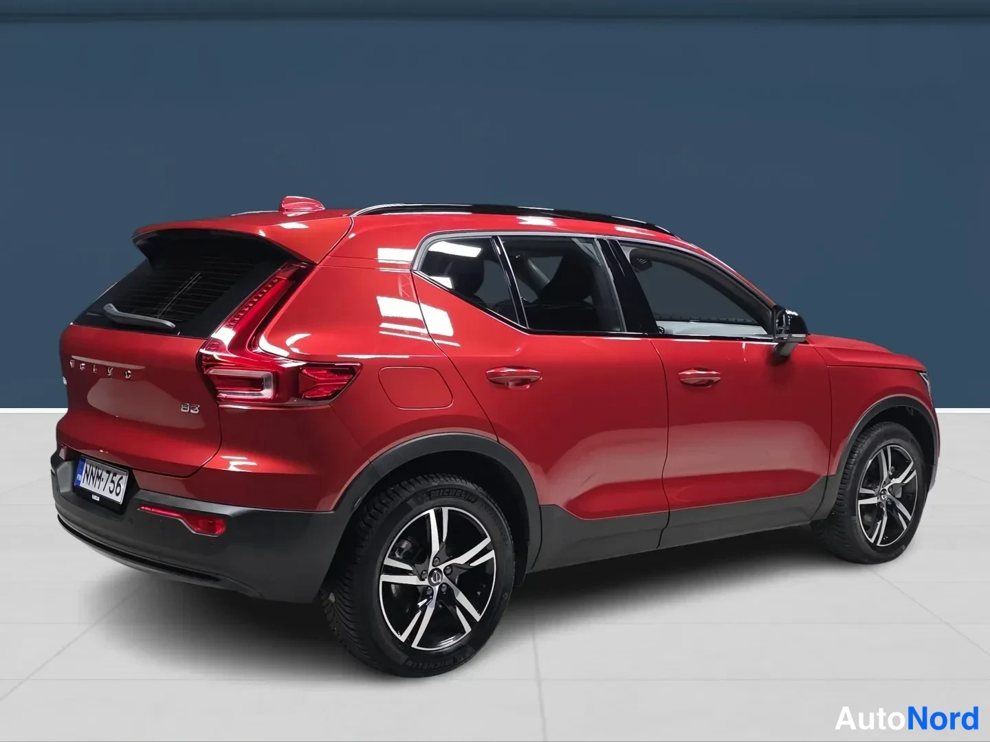 Red Volvo XC40 2024, rear three-quarter, photo 4