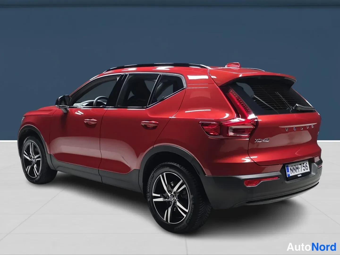 Red Volvo XC40 2024, rear three-quarter, photo 5