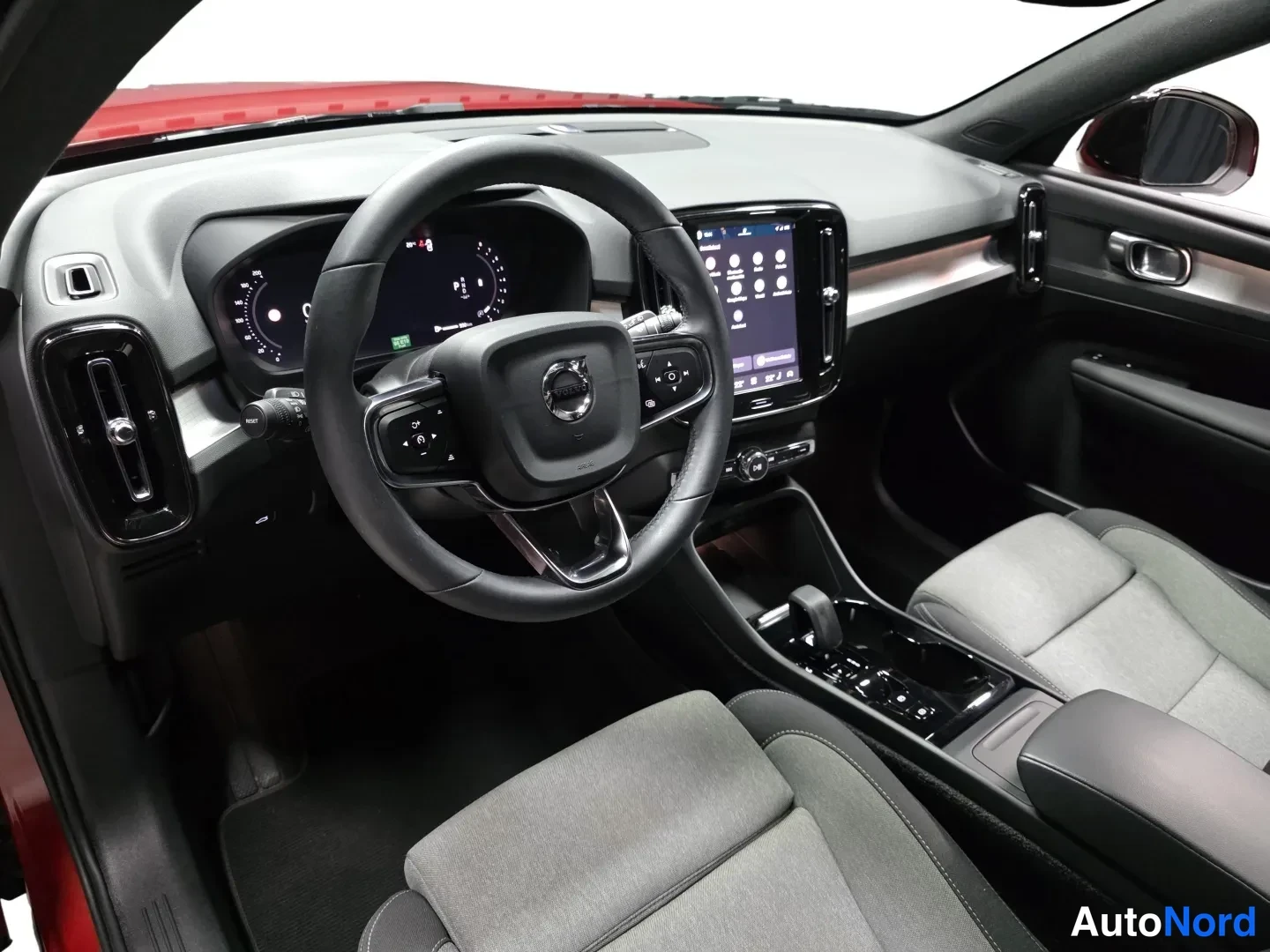 Red Volvo XC40 2024, photo 8