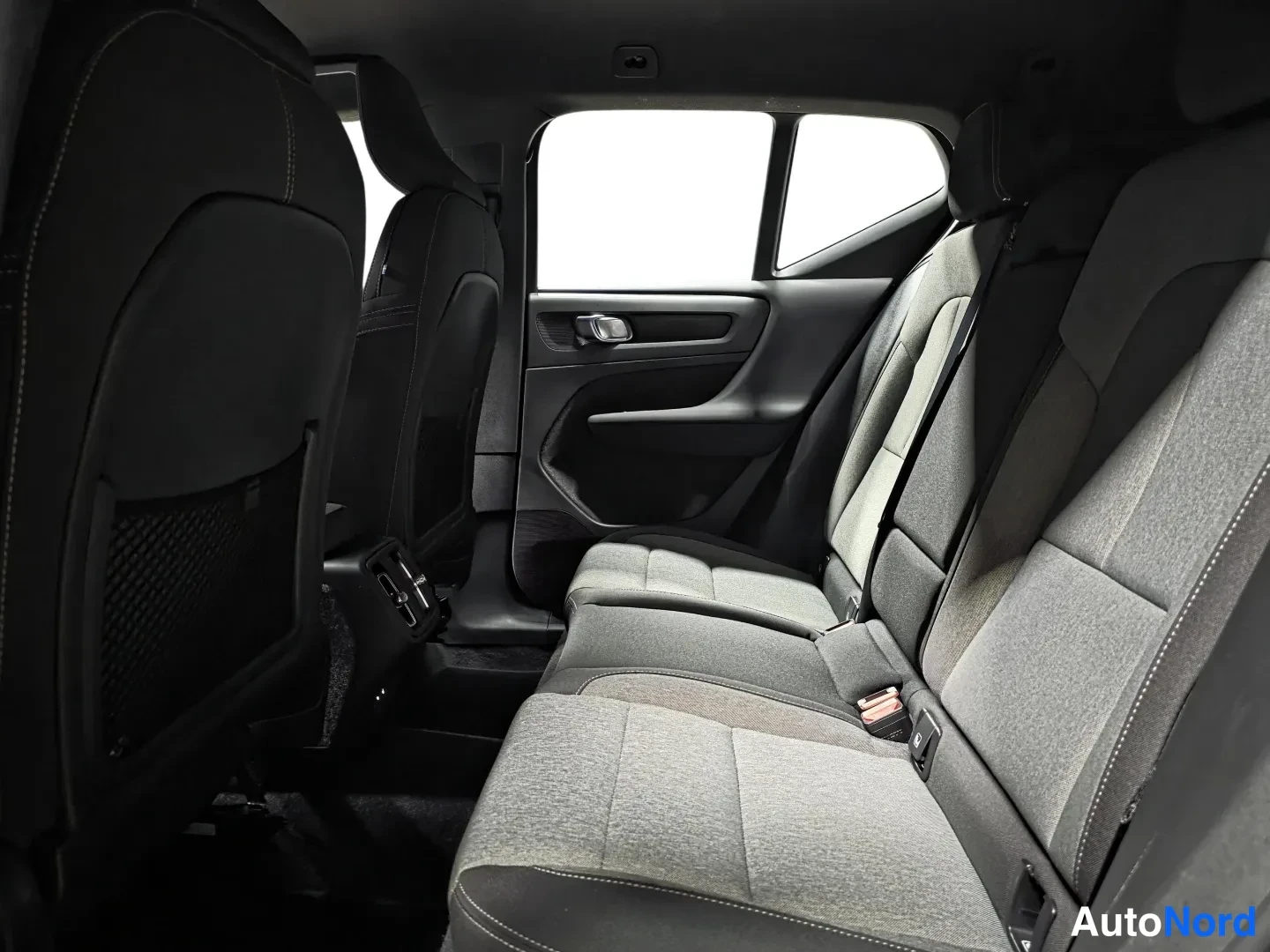 Red Volvo XC40 2024, photo 9