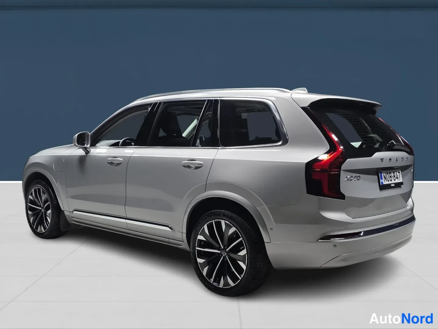 Harmaa Volvo XC90 2025, etuviisto, keula vasemmalle, kuva 2