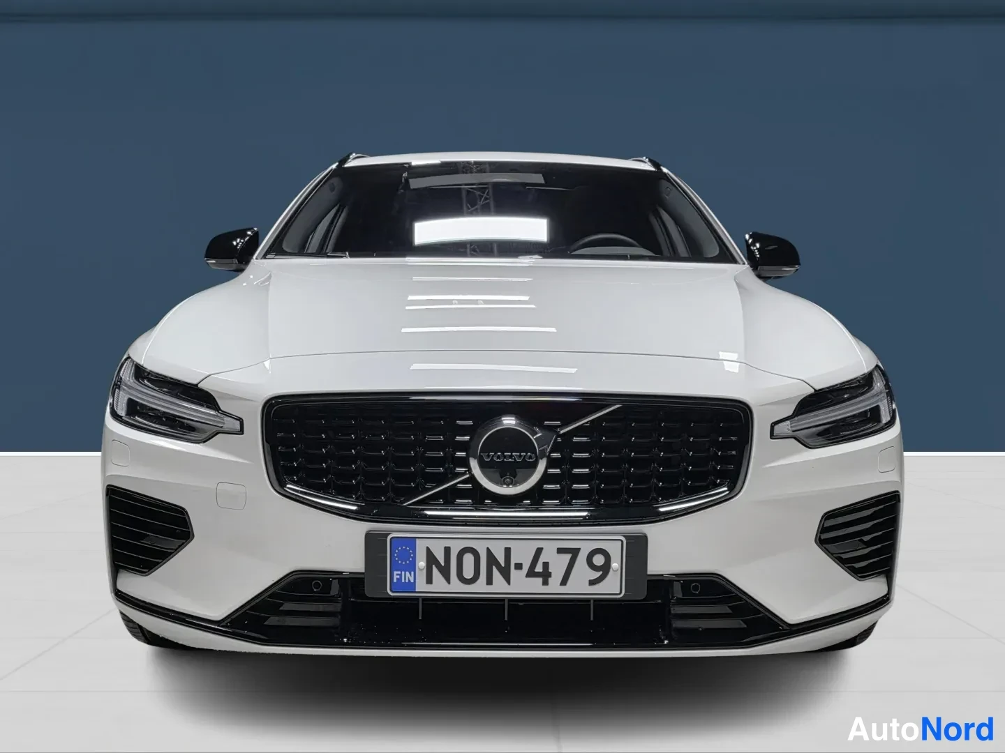 Valkoinen Volvo V60 2026, edestä, kuva 3