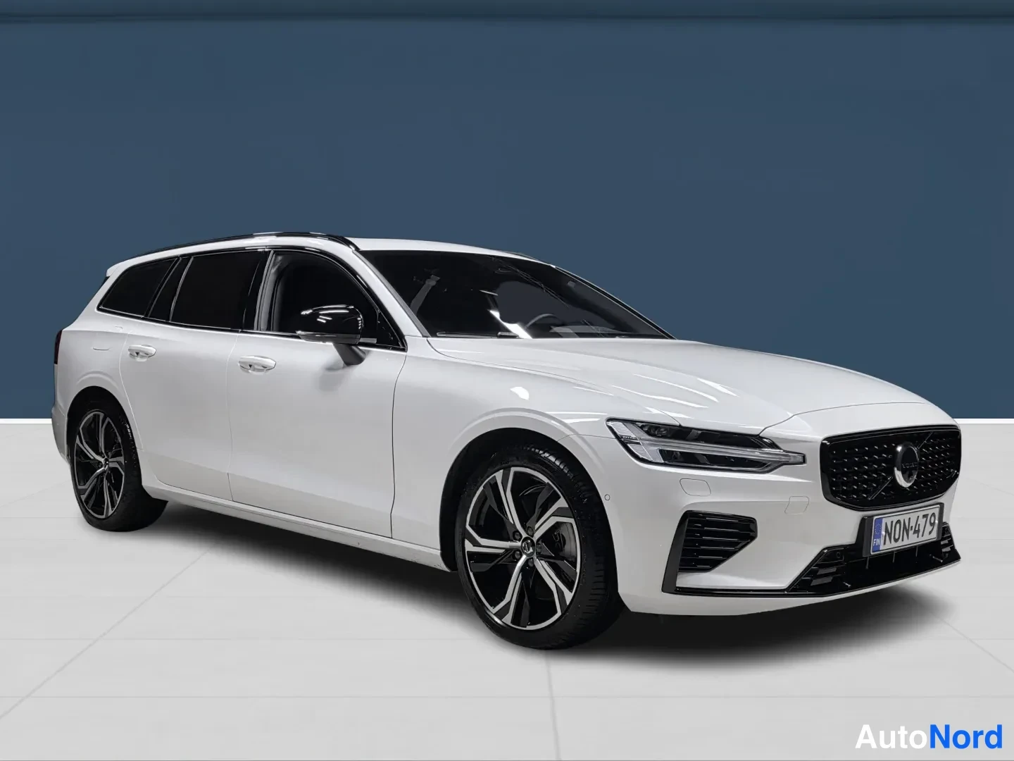 Valkoinen Volvo V60 2026, etuviisto, keula oikealle, kuva 2