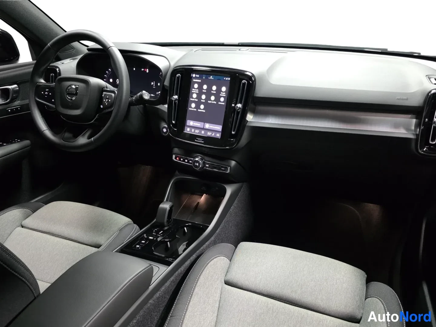 Green Volvo XC40 2026, photo 7