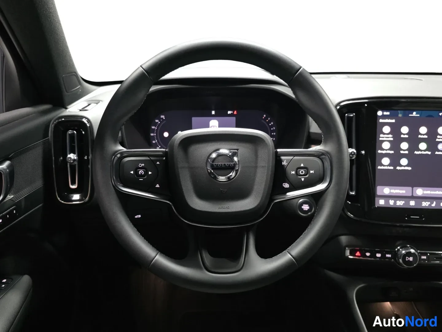Green Volvo XC40 2026, photo 11