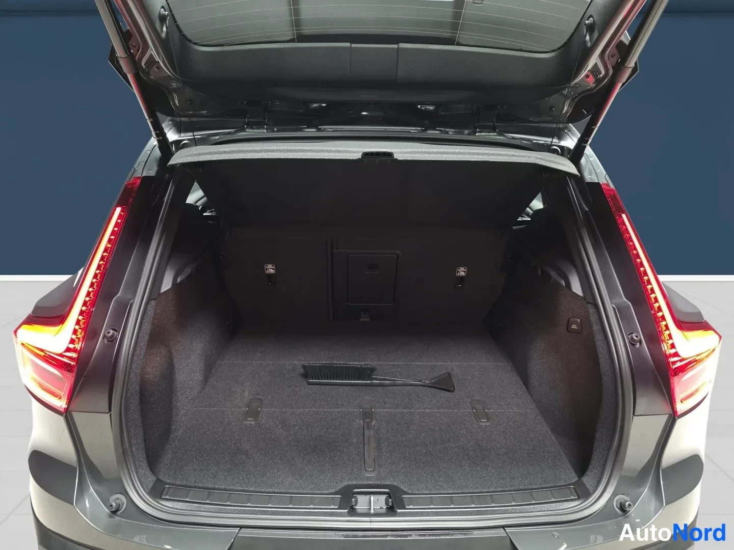 Green Volvo XC40 2026, photo 12