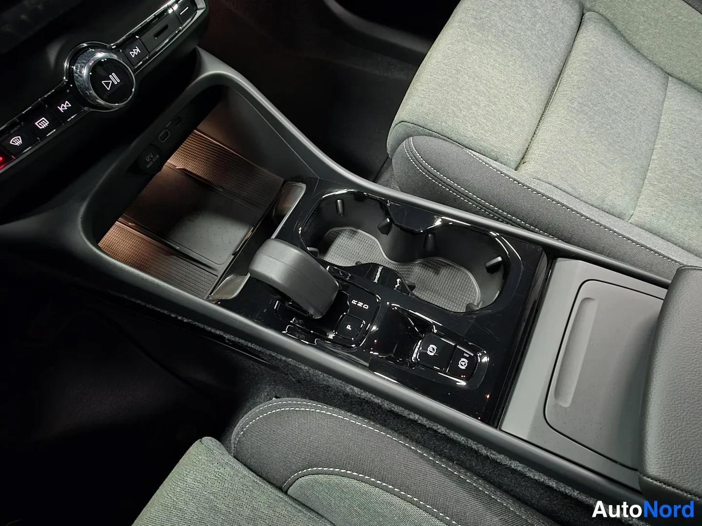 Green Volvo XC40 2026, photo 16