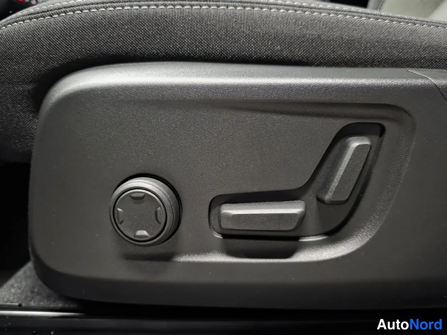 Green Volvo XC40 2026, photo 17