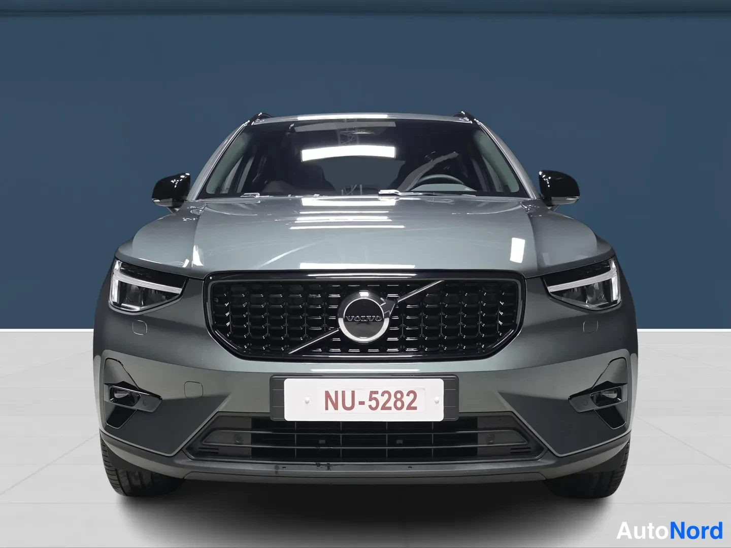 Green Volvo XC40 2026, front, photo 3