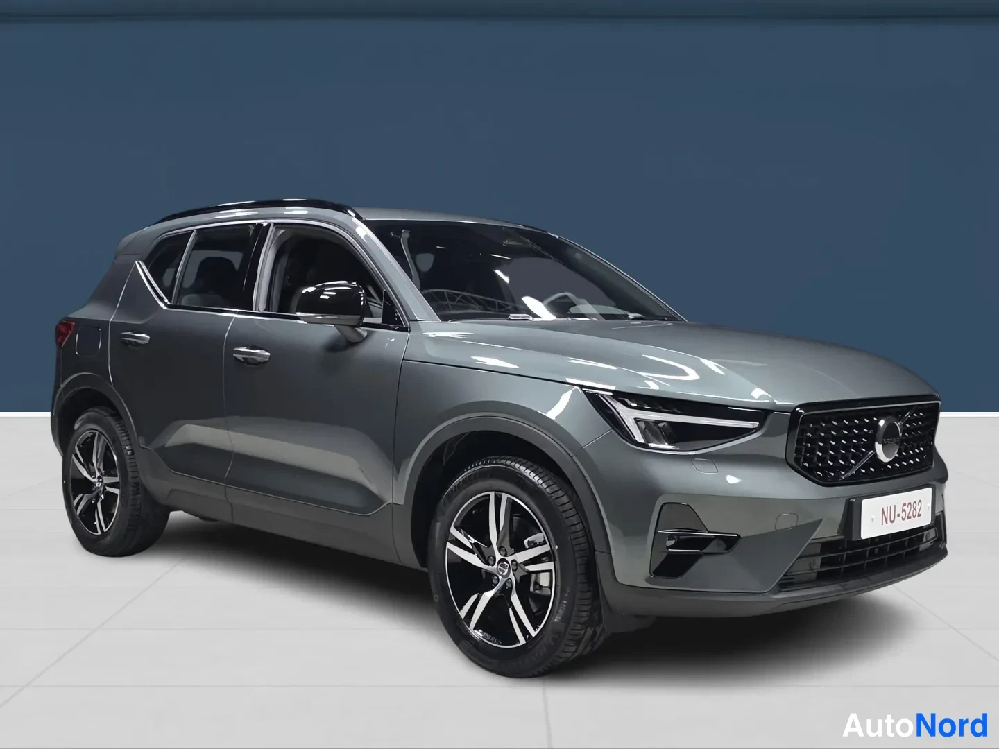 Green Volvo XC40 2026, front three-quarter, nose to the right, photo 2