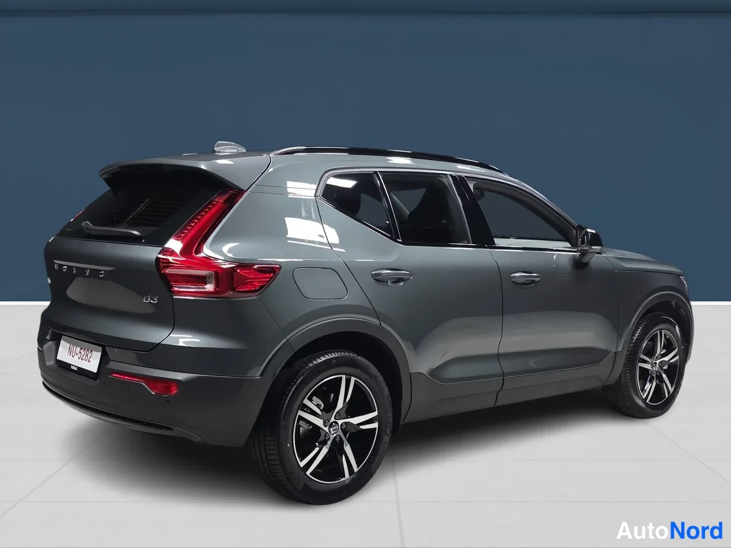 Green Volvo XC40 2026, rear three-quarter, photo 4