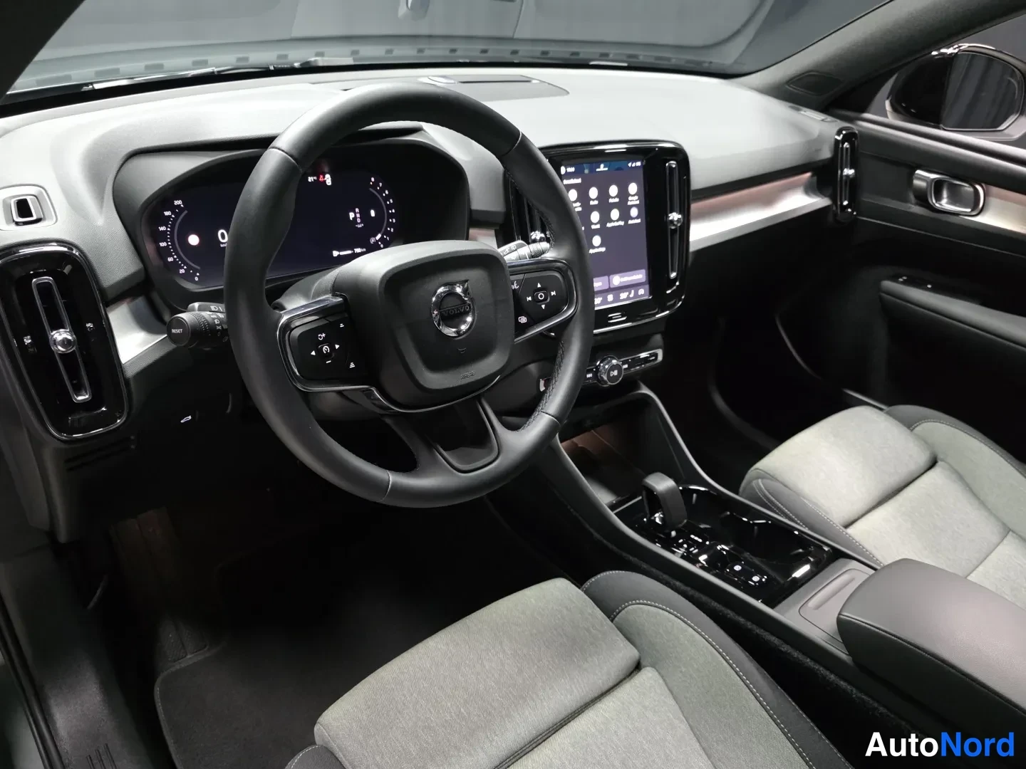 Green Volvo XC40 2026, photo 9