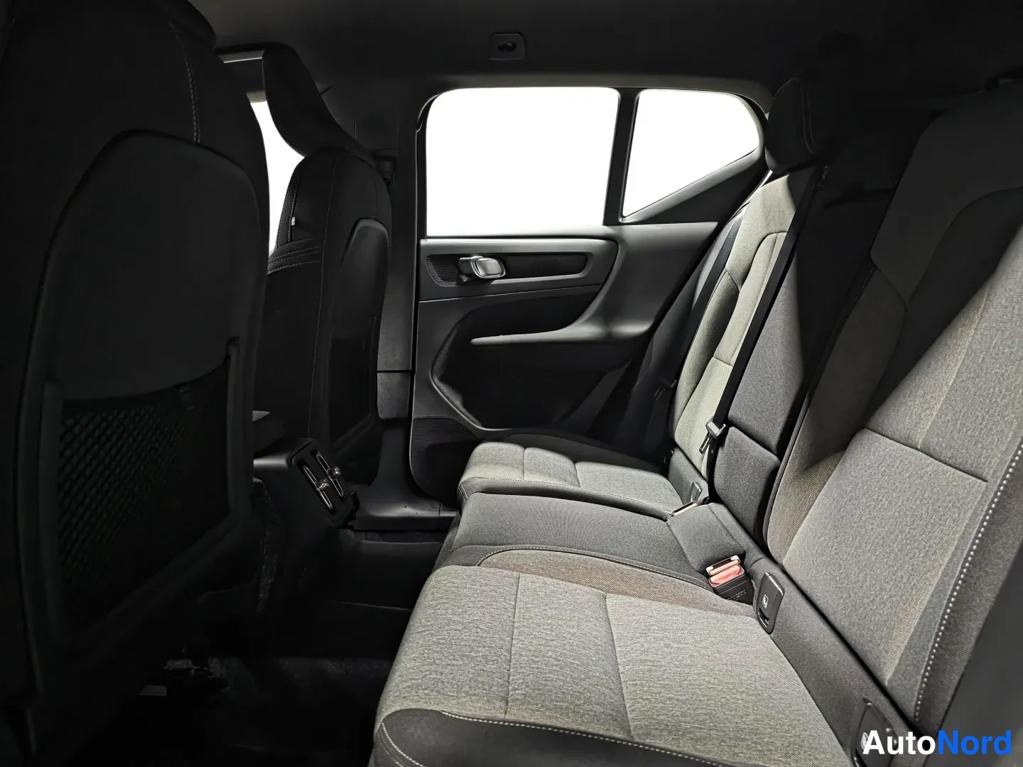 Green Volvo XC40 2026, photo 10