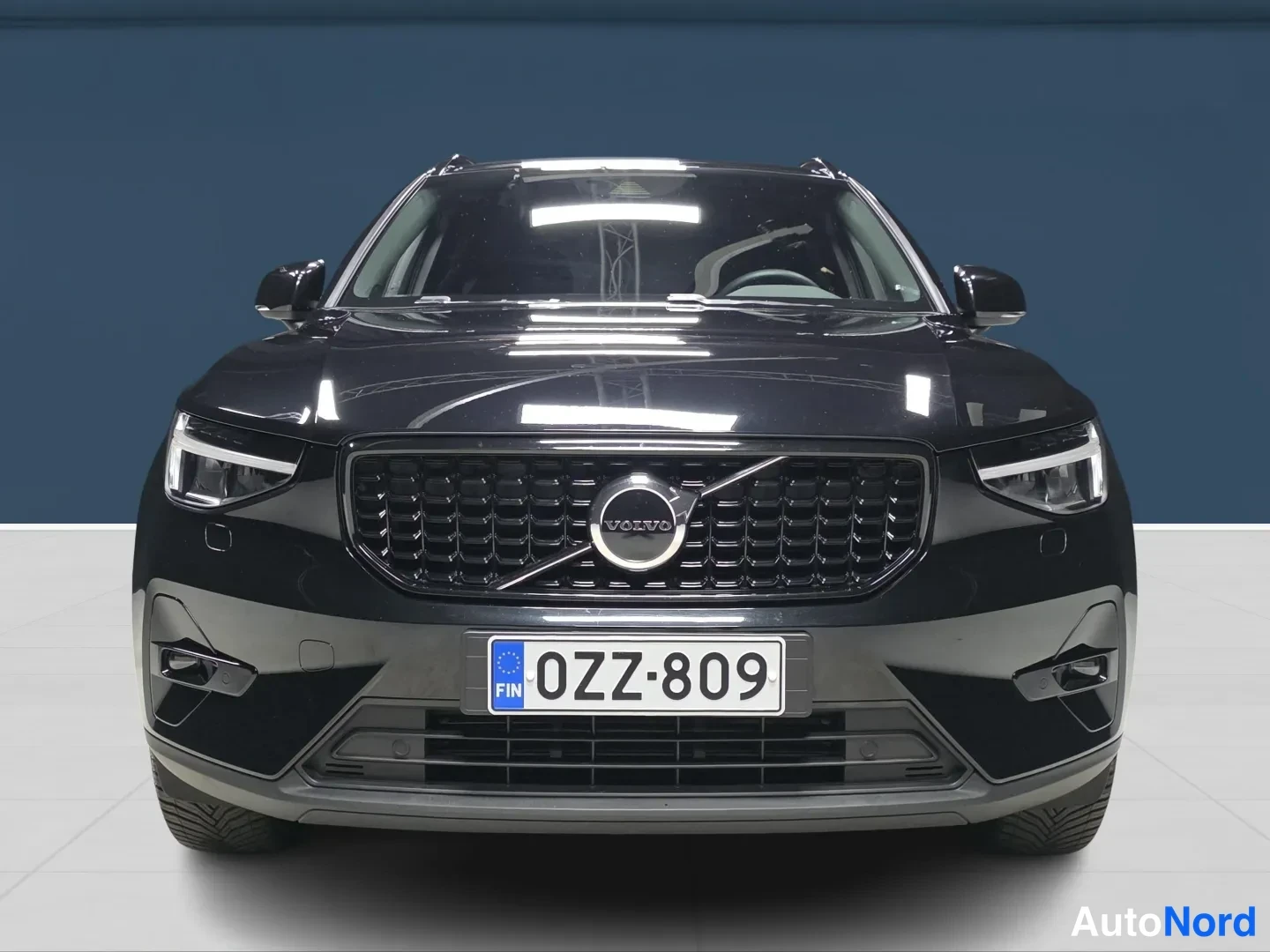 Black Volvo XC40 2024, front, photo 3
