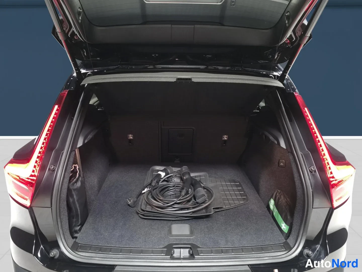 Black Volvo XC40 2024, rear, photo 7
