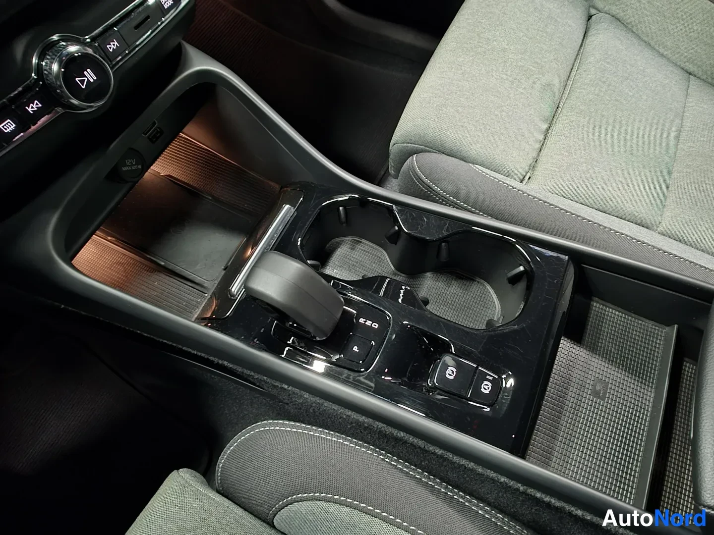 Black Volvo XC40 2024, photo 17