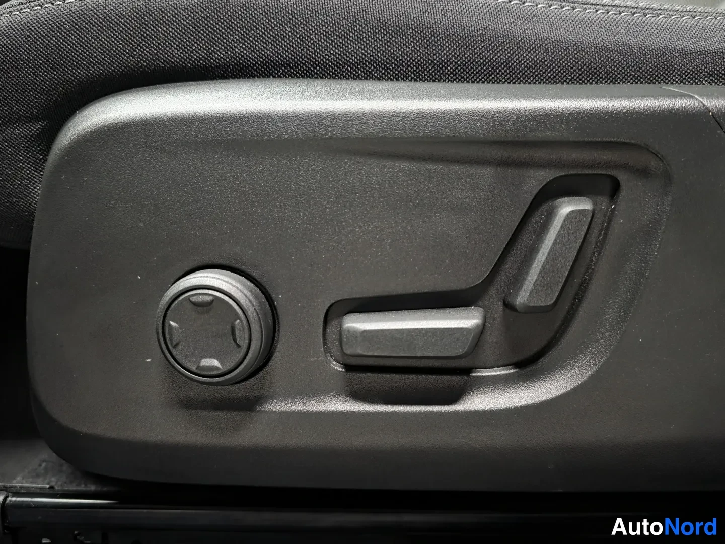 Black Volvo XC40 2024, photo 13