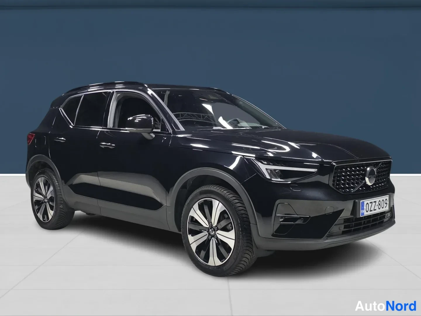 Black Volvo XC40 2024, front three-quarter, nose to the right, photo 2