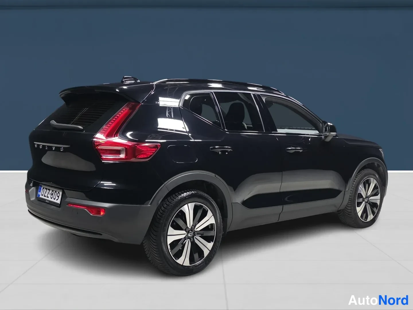 Black Volvo XC40 2024, rear three-quarter, photo 4