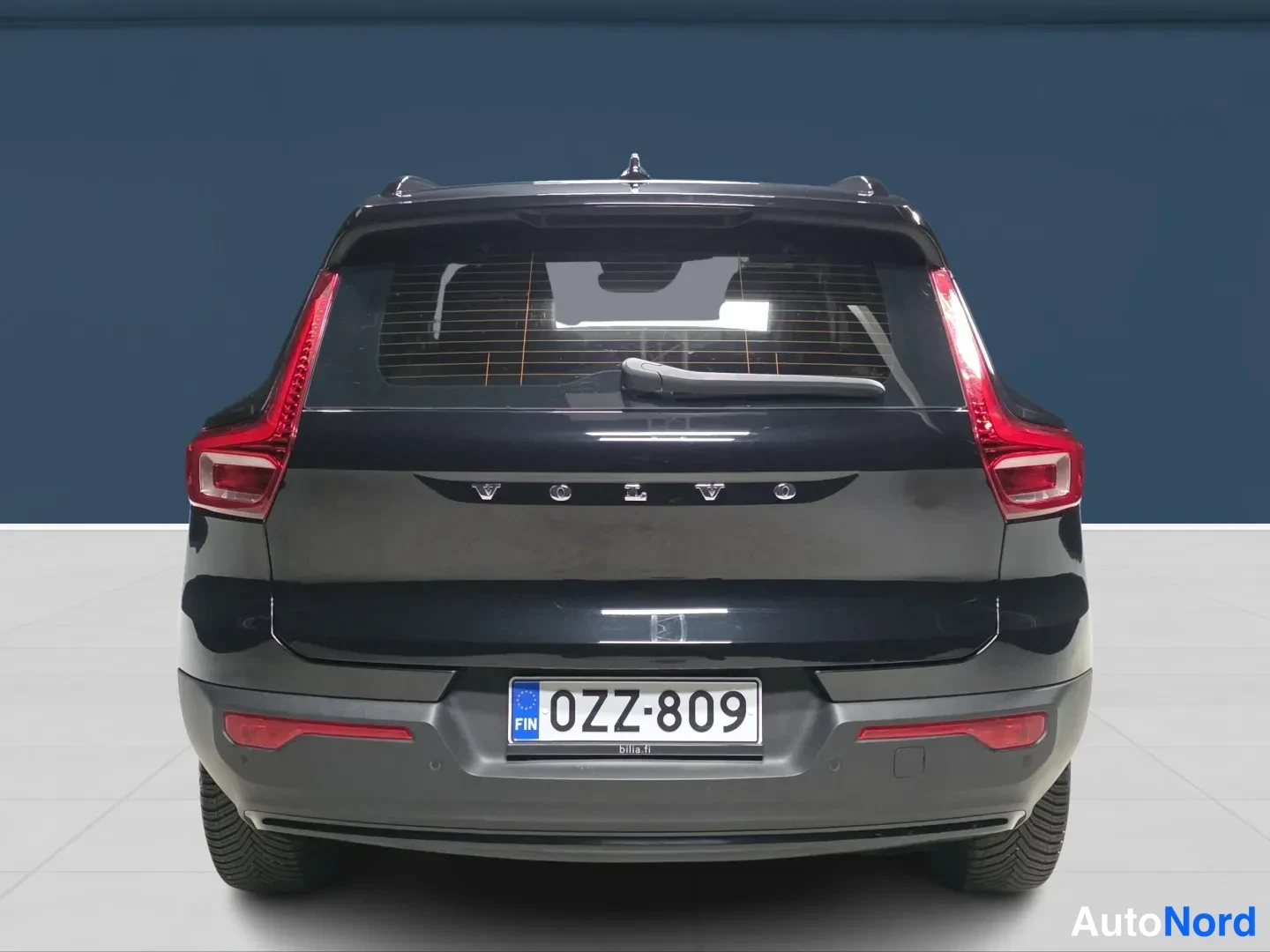 Black Volvo XC40 2024, rear, photo 6