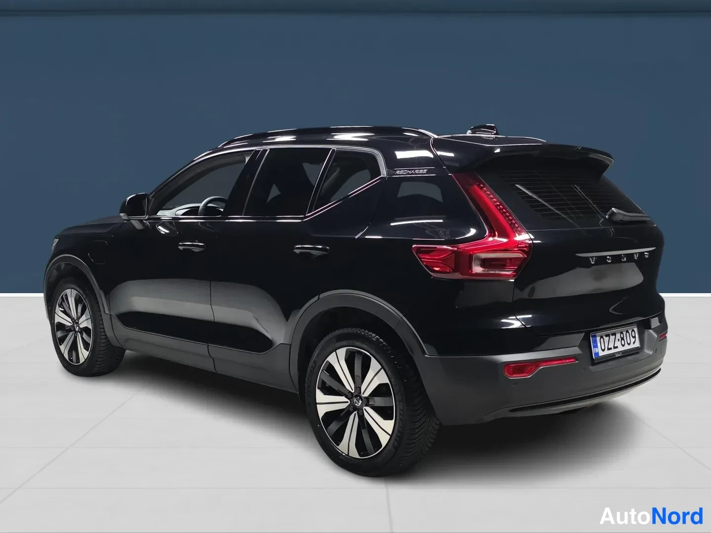 Black Volvo XC40 2024, rear three-quarter, photo 5