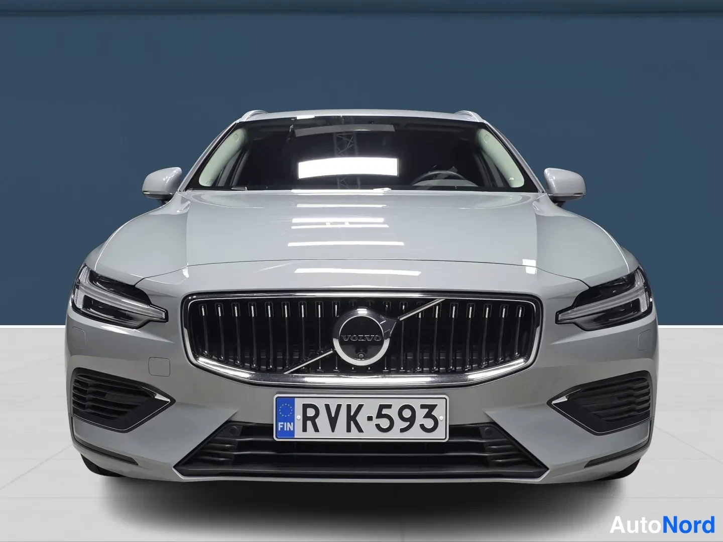 Grey Volvo V60 2024, front, photo 3