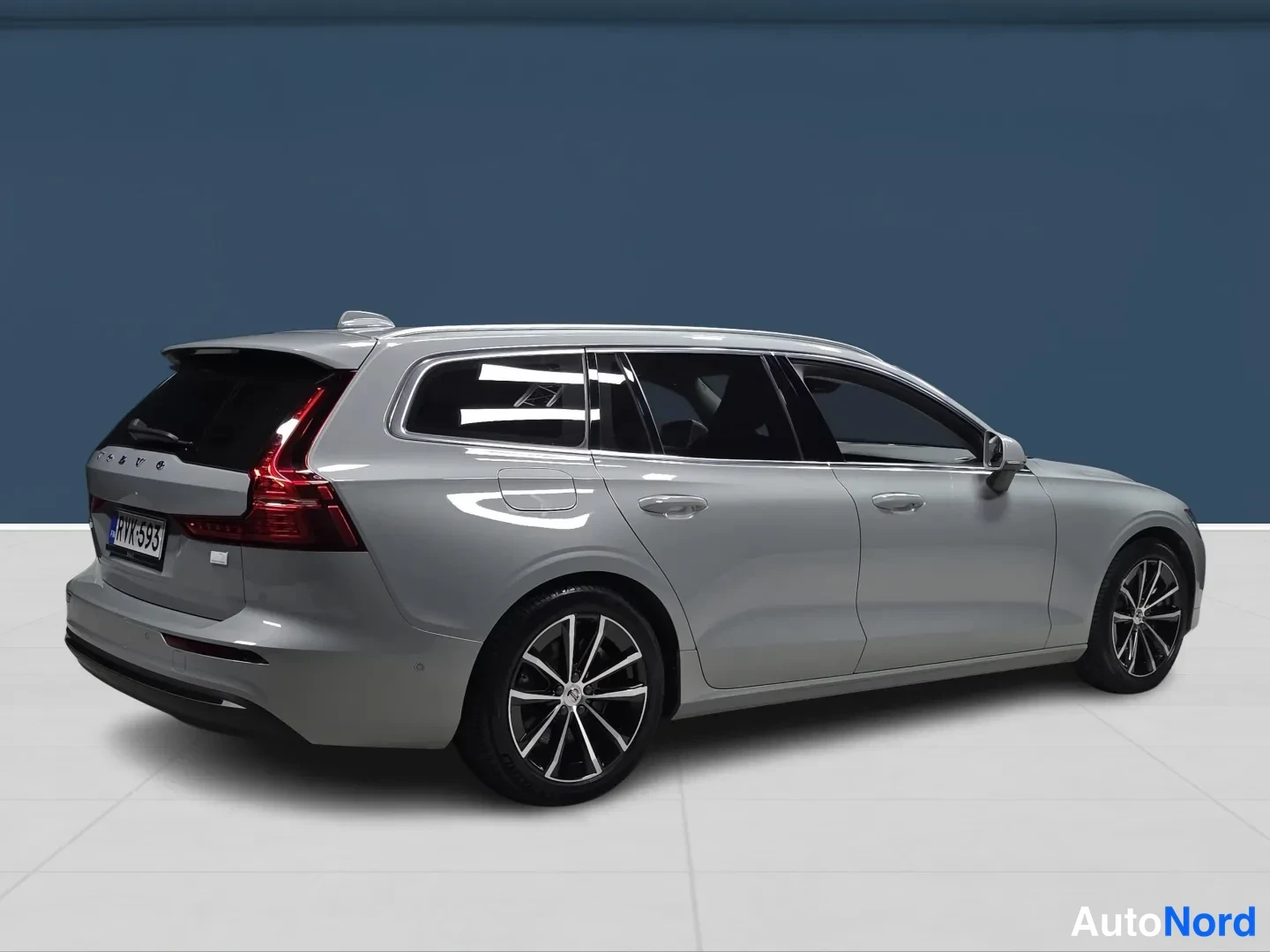 Grey Volvo V60 2024, rear three-quarter, photo 4