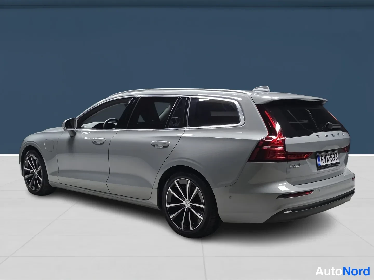Grey Volvo V60 2024, rear three-quarter, photo 5